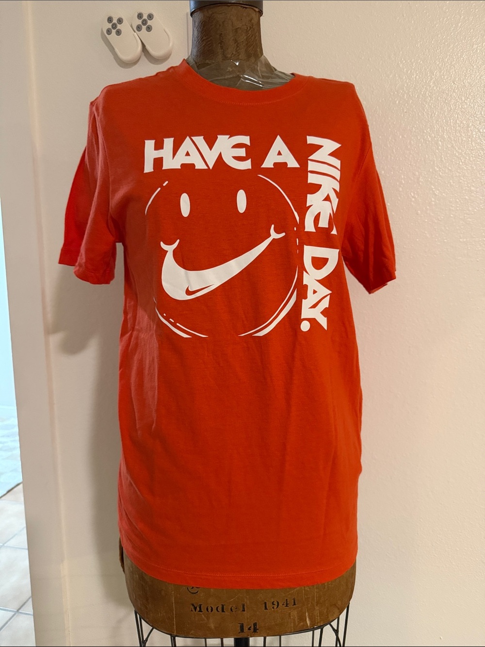 NWT Men’s Nike Orange Graphic 'Have A Nike Day T-Shirt Size S